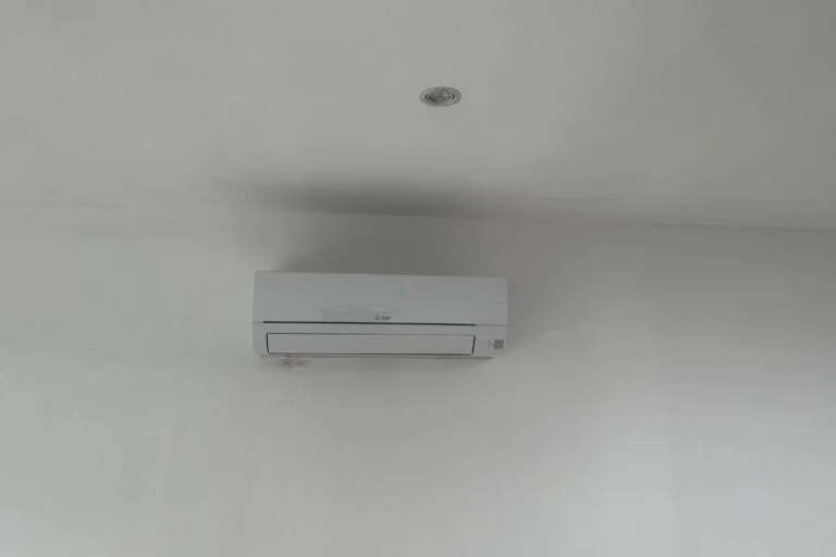 Unité murale de climatisation réversible Mitsubishi Electric posée par AC Solutions dans une pièce de vie en Wallonie