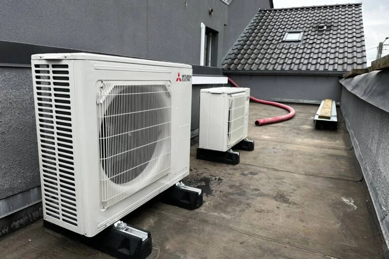 Technicien frigoriste AC Solutions intervenant sur un groupe frigorifique de réfrigération commerciale en Wallonie