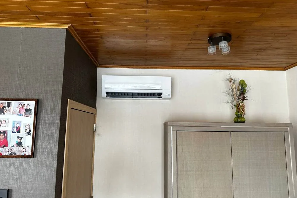 Groupe extérieur de climatisation installé sur une toiture plate par AC Solutions