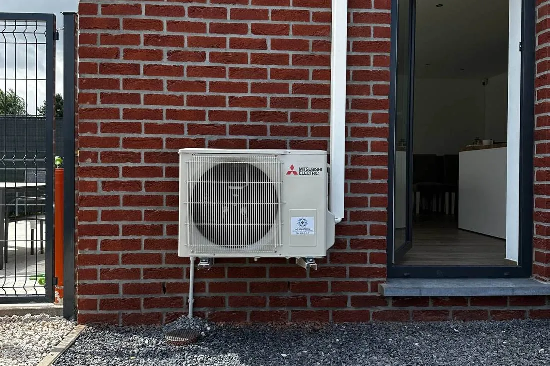 Unité extérieure de pompe à chaleur air-air Mitsubishi Electric installée par AC Solutions sur une habitation en Wallonie