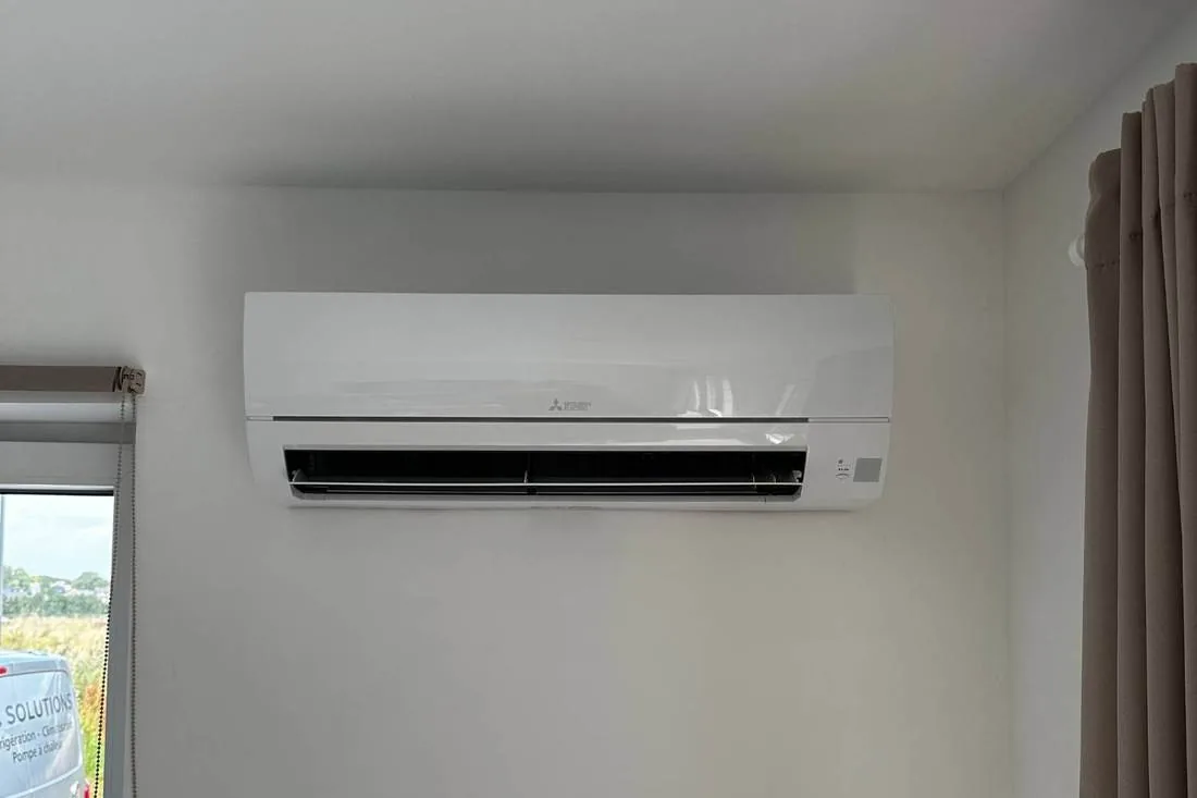 Unité murale de climatisation réversible Mitsubishi Electric installée dans un salon par AC Solutions